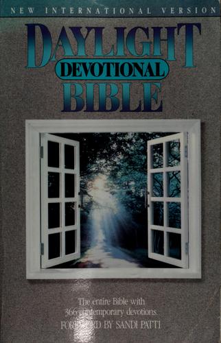 Daylight Devotional Bible (New International Version): The Entire Bible With 366 Contemporary Devotions